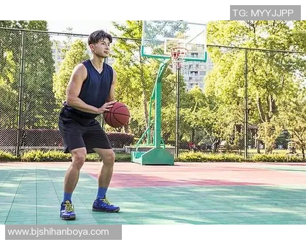 打篮球的男生在运动中应该选择什么样的水来补充水分和能量